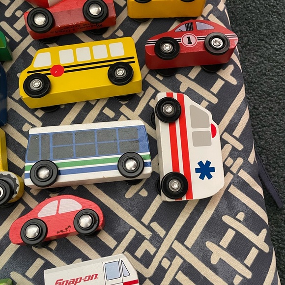 Lot of wooden Melissa and Doug cars - Picture 3 of 4